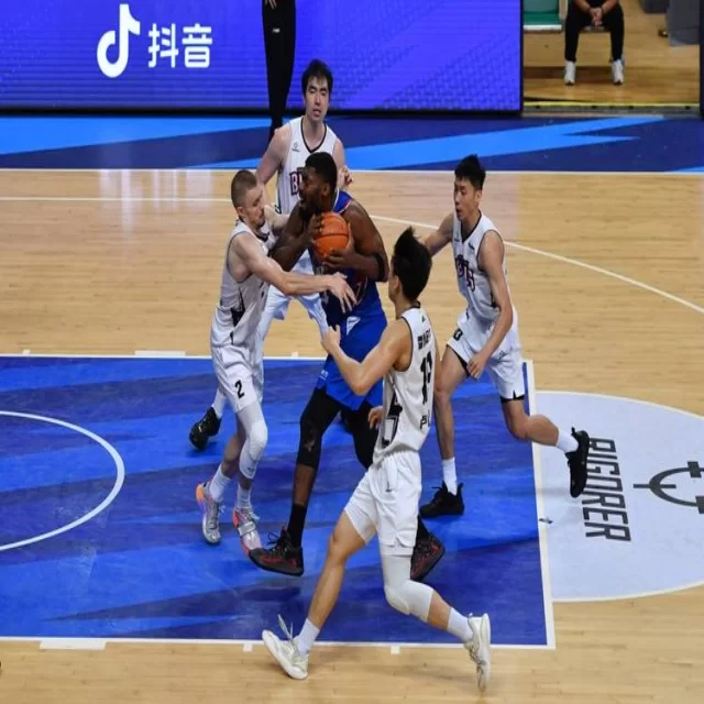 体育资讯热潮:球迷关注与媒体观点解析